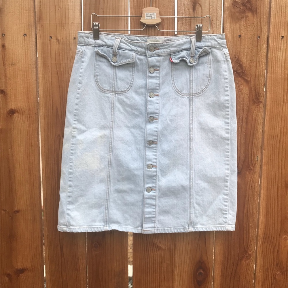 Levi’s skirt with 2 pockets on the front .